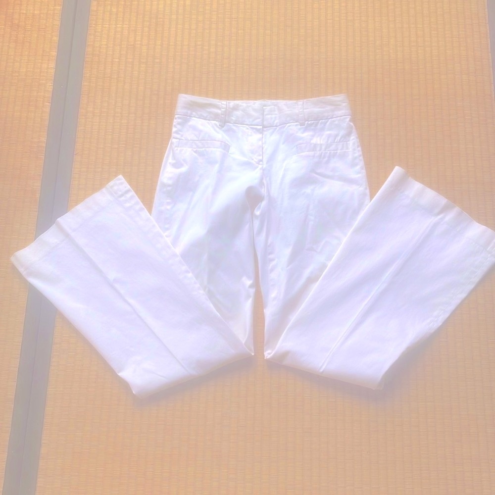 Theory ivory mid rise polished cotton boot cut pants. Spring & Summer staple.